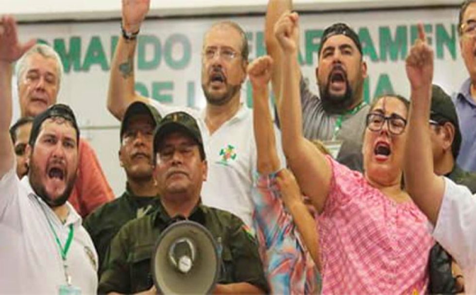 El uniformado declaró el motín de manera pública, según la denuncia del Viceministerio de Descolonización.