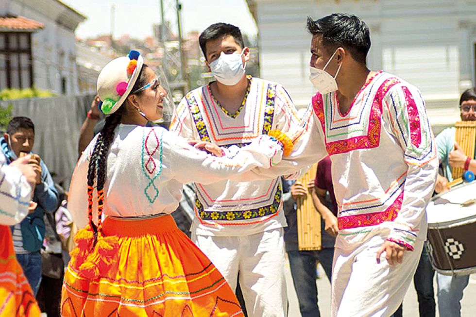 BAILE. Tres jóvenes en la final interdistrital que se desarrolló ayer en la plaza 25 de Mayo.
