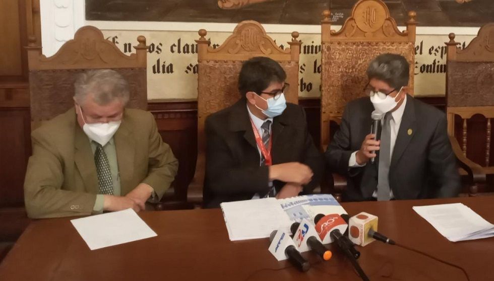 Las autoridades de San Francisco Xavier en una conferencia de prensa.