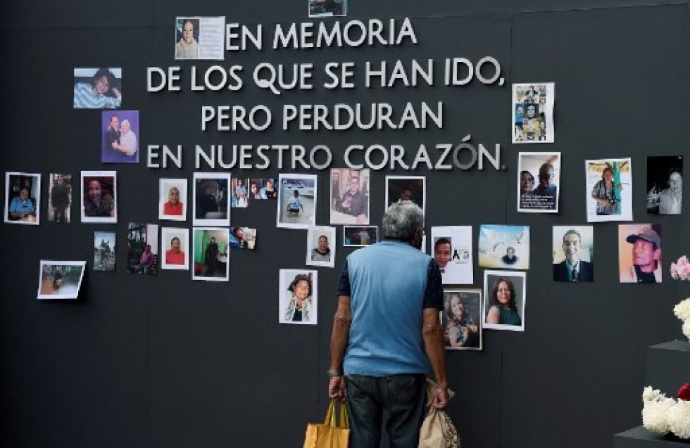 Un hombre observa un homenaje a las casi 300 mil personas que murieron en México por complicaciones del nuevo coronavirus.
