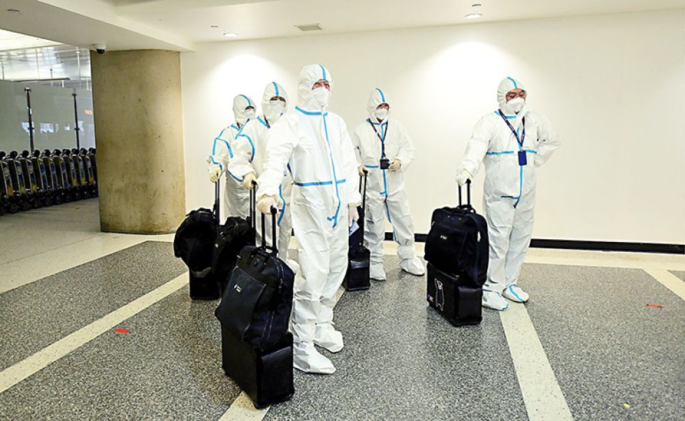 PANDEMIA. Una tripulación de Air China llega al aeropuerto internacional de Los Angeles (EEUU).