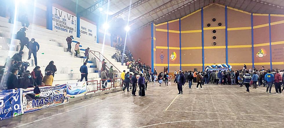 DIVISIÓN. Una imagen del ampliado de la Dirección Municipal del MAS en Sucre, en el coliseo Edgar Conjintos.