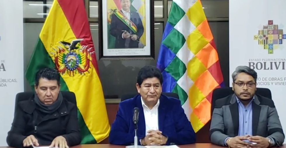 El ministro de Obras Públicas, Edgar Montaño (C), con el Director de Naabol (i) y el Director de la liquidadora de la exAasana.