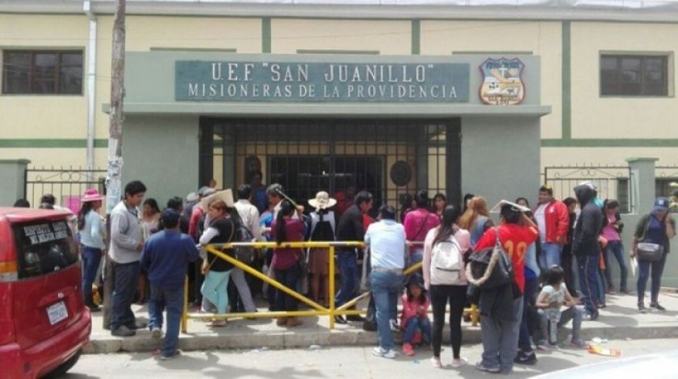 Padres de familia en una unidad educativa hacen fila para inscribir a sus hijos, en la gestión 2020.