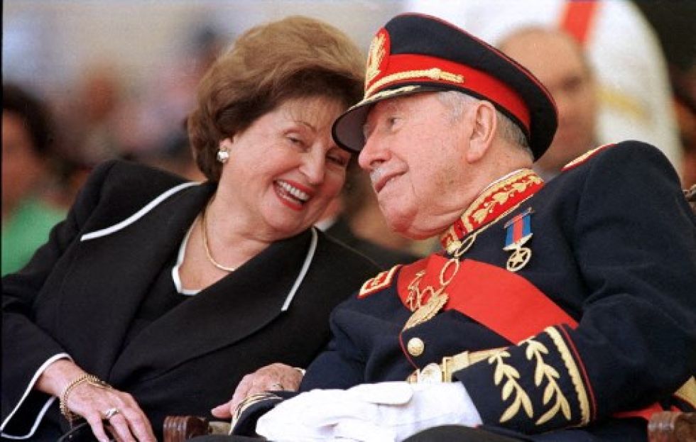 Foto tomada el 10 de marzo de 1998. El exdictador chileno (1973-90) general Augusto Pinochet (d) escucha a su esposa Lucía Hiriart, fallecida este jueves.