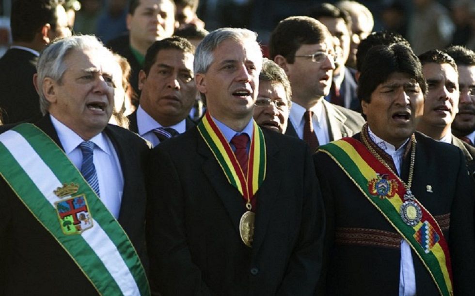Percy Fernández (i) en una anterior aparición con los exmandatarios del gobierno del MAS.