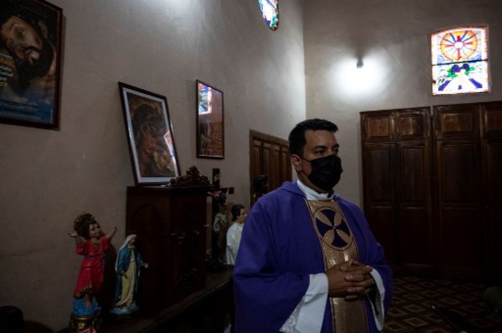 Audelio Zambrano, el sacerdote que reemplazará al fallecido Miguel Vargas, quien no pudo vencer su batalla contra el covid-19. al fallecido