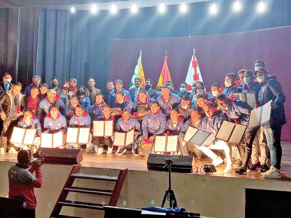 La dirigencia, cuerpo técnico y jugadores de la “U” fueron condecorados ayer por el Concejo Municipal en el teatro 3 de Febrero.