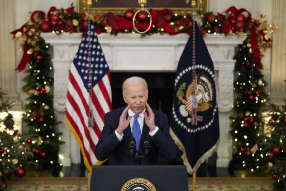 El presidente estadounidense, Joe Biden, habla sobre la variante ómicron durante un mensaje desde la Casa Blanca, hoy martes.