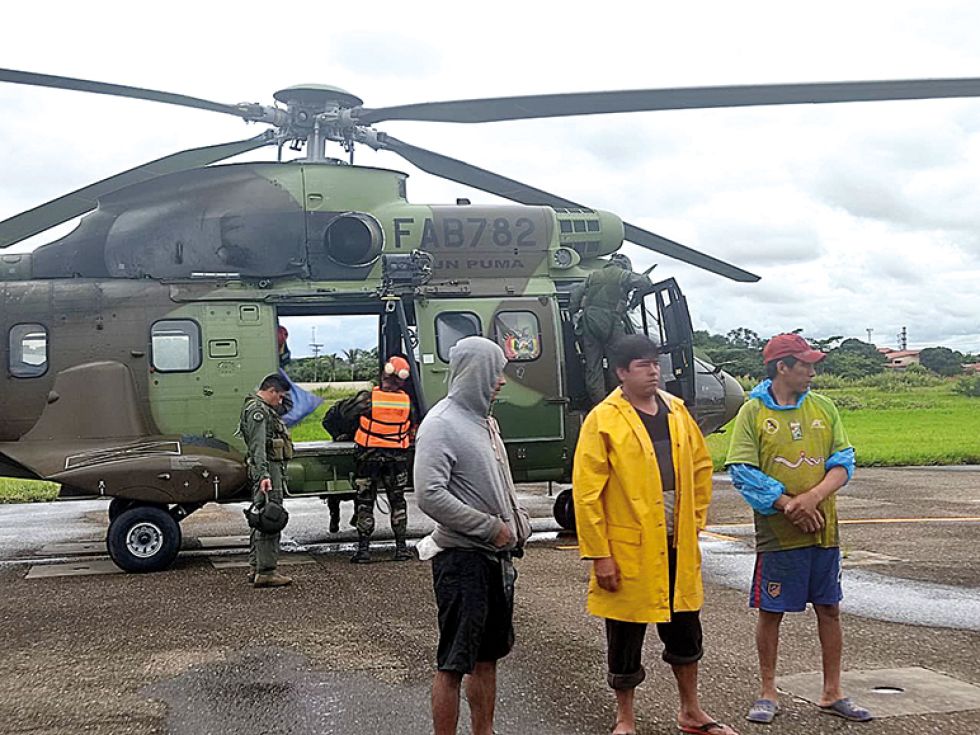 RESCATE. Los tres trabajadores dedicados a la extracción de áridos rescatados por la FAB.