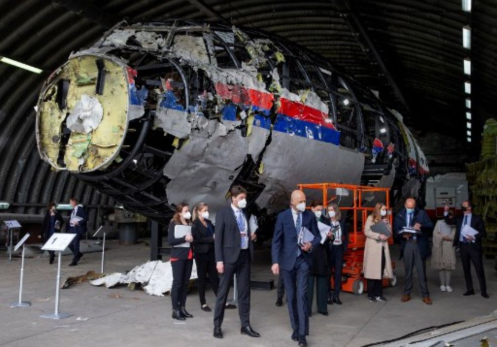 Fiscales holandeses analizan los restos del avión de Malaysia Airlines que fue derribado por un misil ruso cuando volaba sobre territorio de Ucrania en 2014.