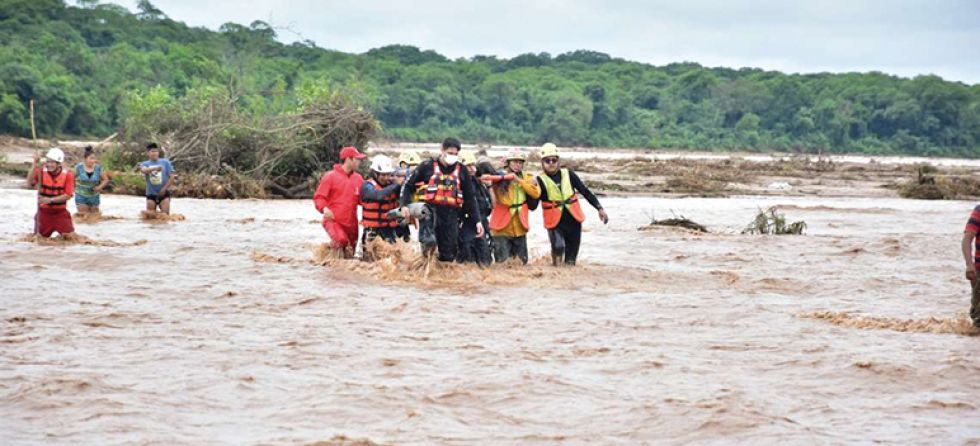 RESCATE. El cuerpo de la menor fue hallado a orillas del río Piraí, a un kilómetro del puente Urubó.