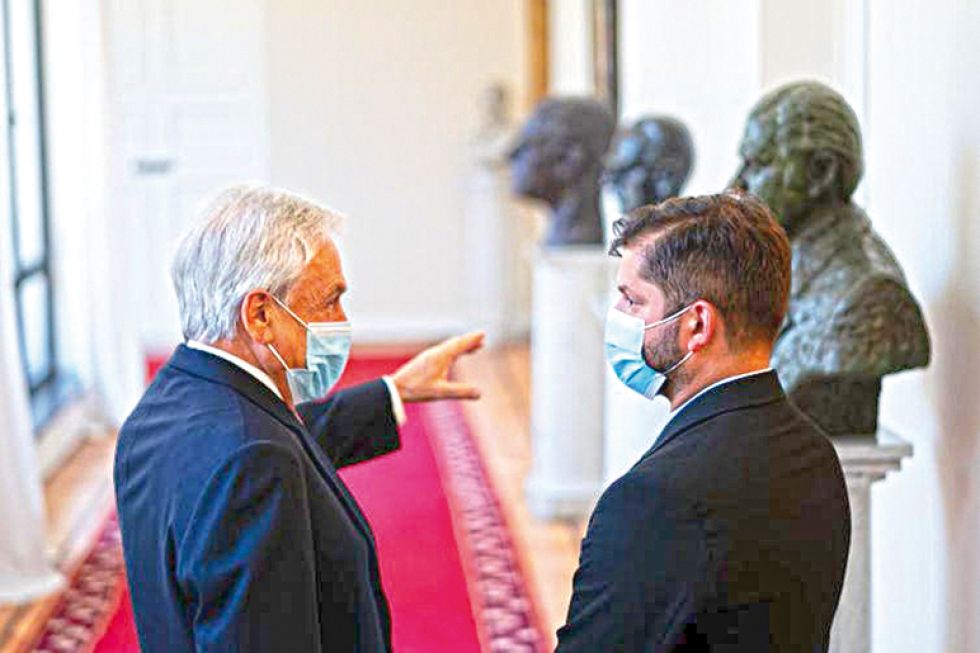 TRANSICIÓN. El presidente saliente de Chile, Sebastián Piñera, se reúne en el Palacio de La Moneda con el presidente electo Gabriel Boric.