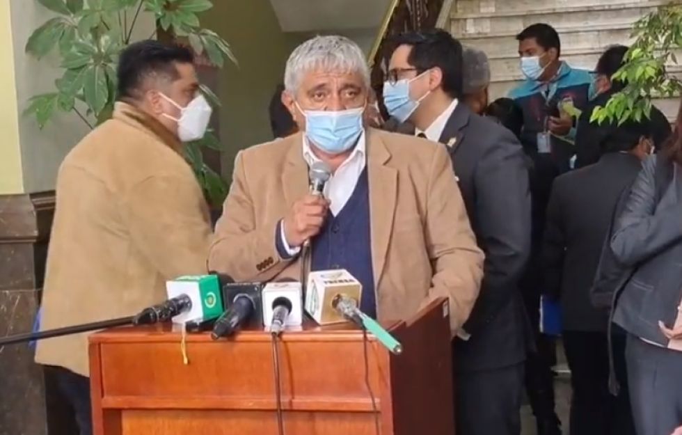 El alcalde de La Paz, Iván Arias, durante la conferencia de prensa que ofreció este lunes.