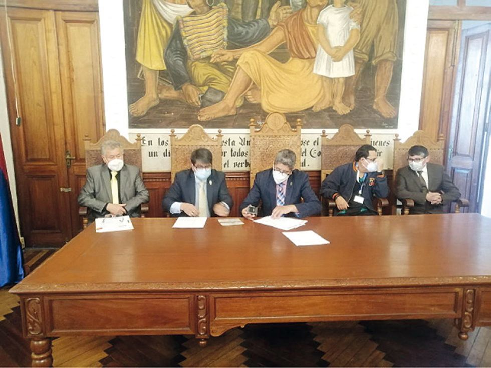 PRESENCIA. Autoridades de la USFX en conferencia de prensa en el Salón de Rectorado.