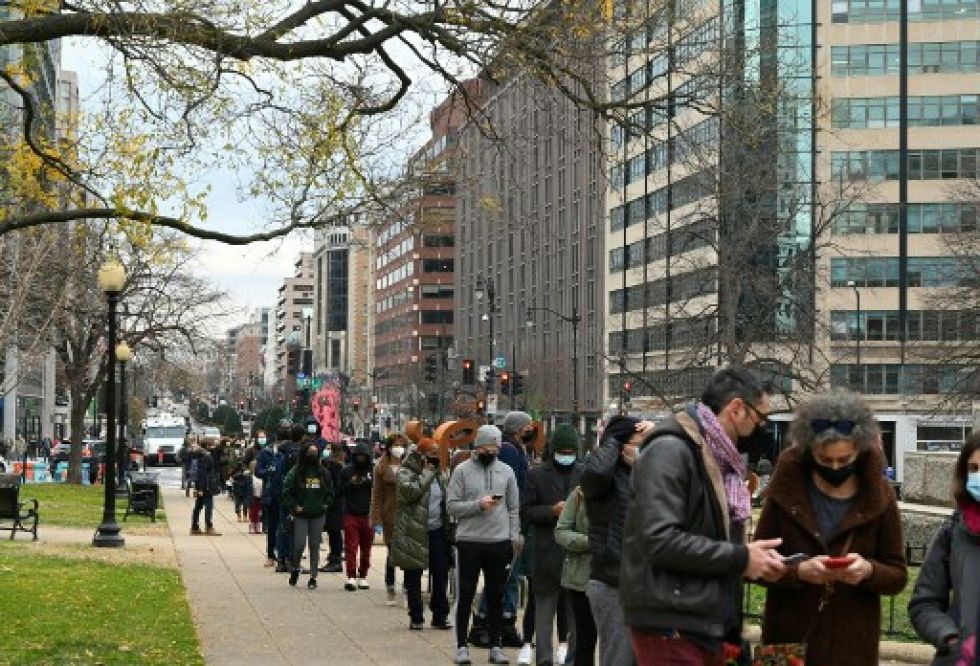 La gente hace fila para hacerse la prueba de covid-19 en Washington, Estados Unidos.