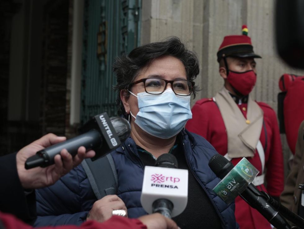 La ministra Verónica Navia fue quien brindó informacion sobre la aprobación de los nuevos decretos.
