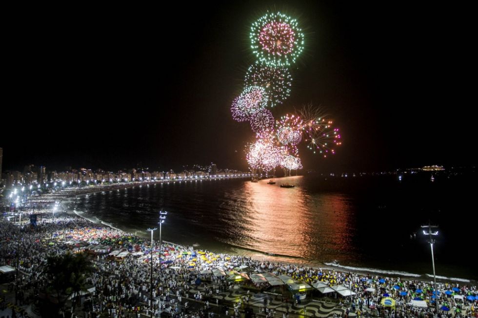 Los fuegos artificiales en la playa de Copacabana.