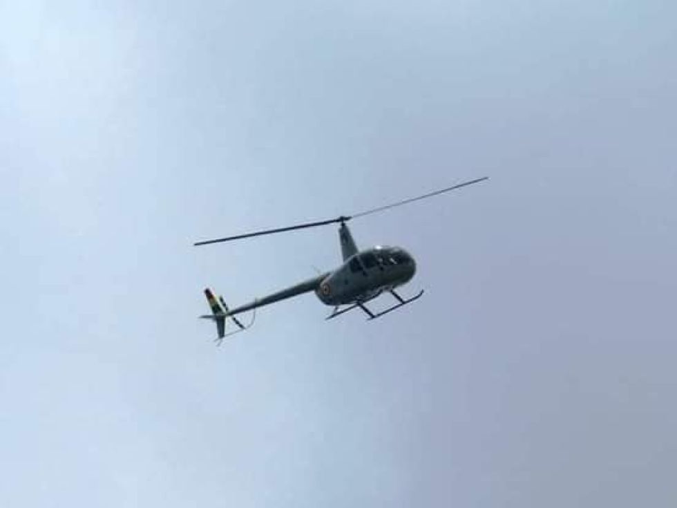 Un helicóptero de Defensa Civil recorrió el sábado los ríos Pescado y Azero.