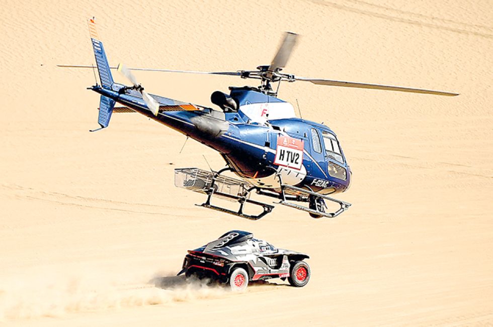 El piloto francés Stéphane Peterhansel durante el prólogo de ayer, seguido de cerca por uno de los helicópteros de la organización.