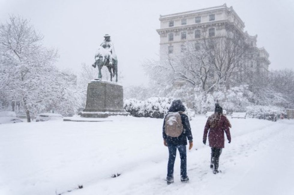 Transeúntes caminan cerca de un monumento en la capital estadounidense, azotada por un temporal de nieve y temperaturas gélidas.