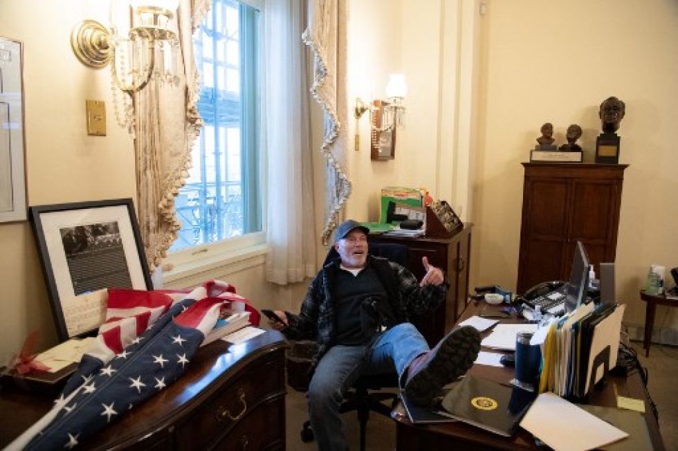 Richard Barnet, uno de los seguidores de Donald Trump, se tomó esta fotografía en el despacho de la presidenta de la Cámara de Representantes, Nancy Pelosi.