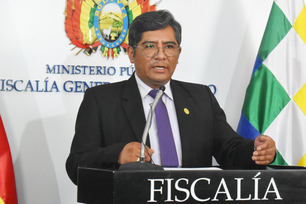 El secretario general del Ministerio Público, Edwin Quispe, anunciando la medida.