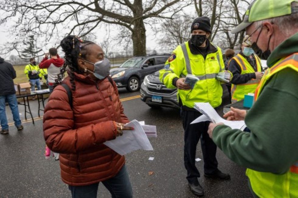 Residentes de Connecticut (EEUU) reciben un kit para realizar test antivovid, ante el avance de casos de la variante ómicron.