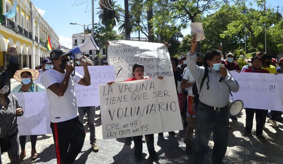 Una movilización de sectores que rechazan los decretos de vacunación en Cochabamba