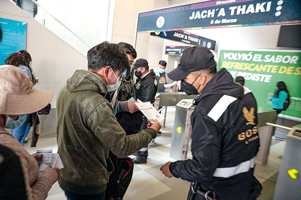La Paz. Los controles en la sede del Goiberno, en el Teleférico de La Paz, donde no se puede usar el servicio sin el carnet de vacunación.