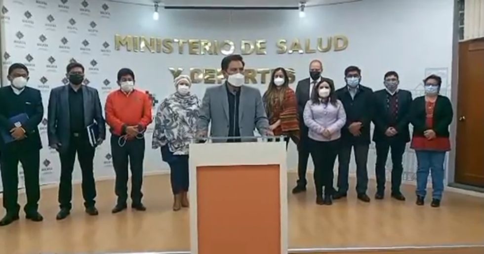 El ministro de Salud, Jeyson Auza, durante su informe la conferencia de prensa que ofreció esta noche.