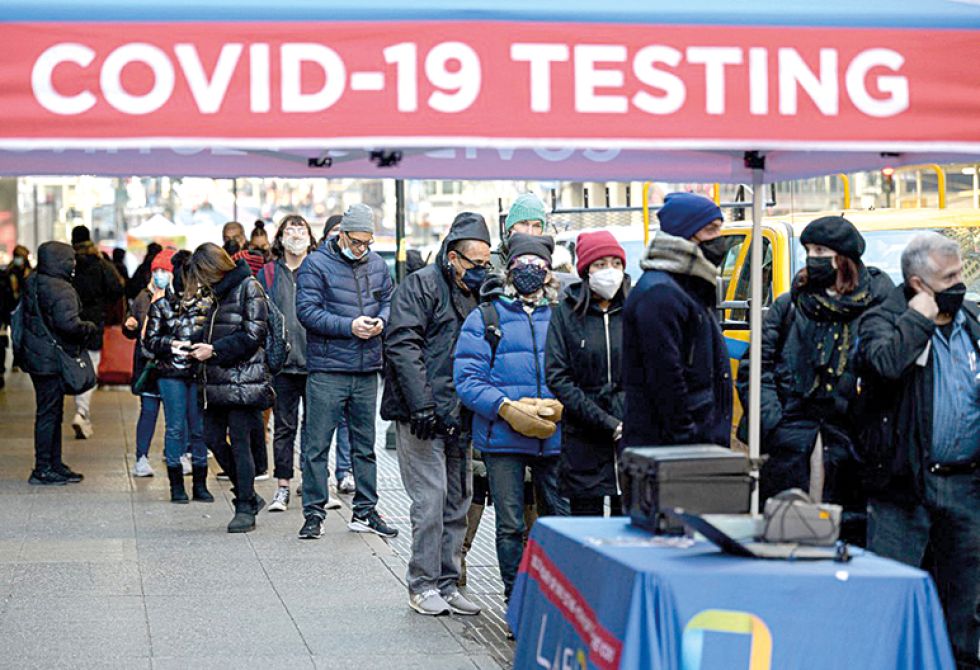 COVID. Un grupo de gente espera por una prueba de covid-19 en Nueva York, Estados Unidos, que registró un récord mundial de nuevos contagios.