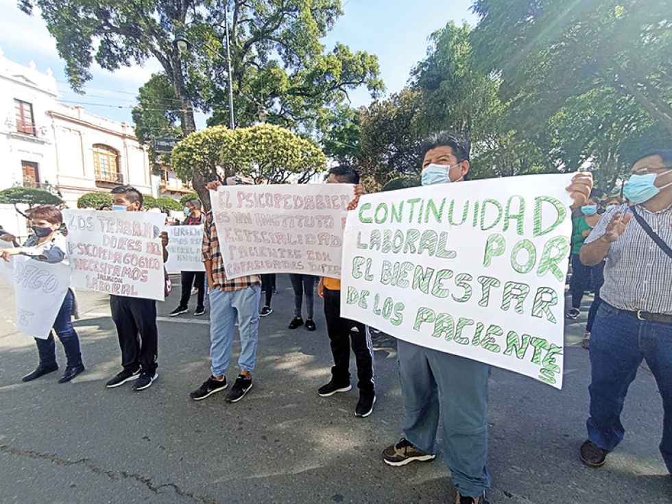 MANIFESTACIÓN. Vista de una de las protestas que tuvieron lugar ayer reclamando por la renovación de los contratos al personal de salud.