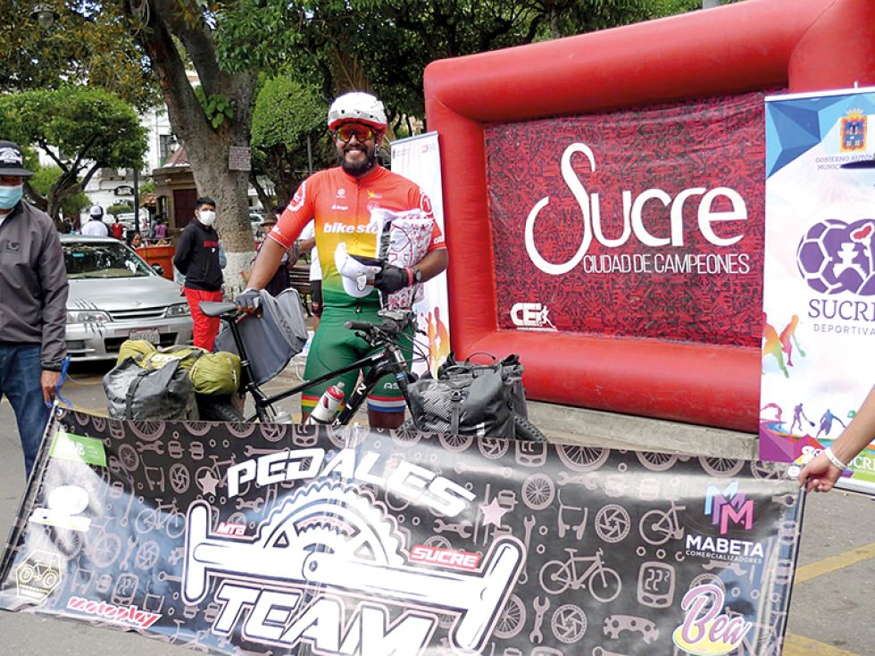 CICLISTA. Nicolás del Carpio llegó la tarde de ayer, martes, a la Plaza 25 de Mayo.