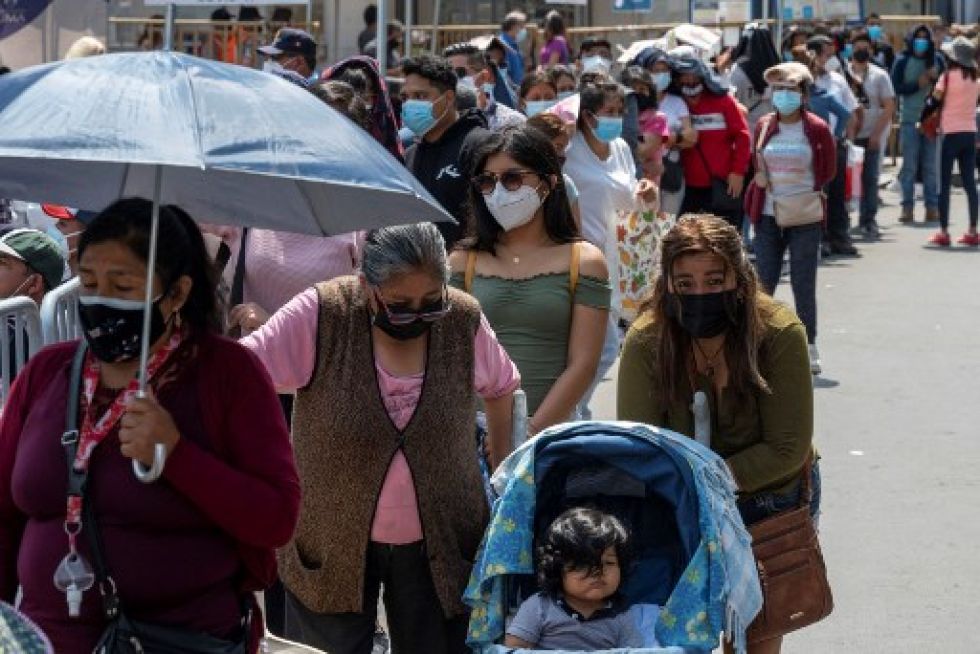 Largas filas ante los centros de vacunación se observan en el centro de Lima, en medio de un recrudecimiento de la pandemia del coronavirus.