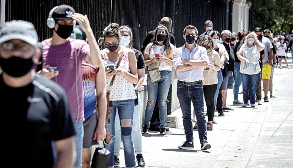 PRUEBAS. En medio de una fuerte ola de calor, argentinos hacen fila para acceder a un test.