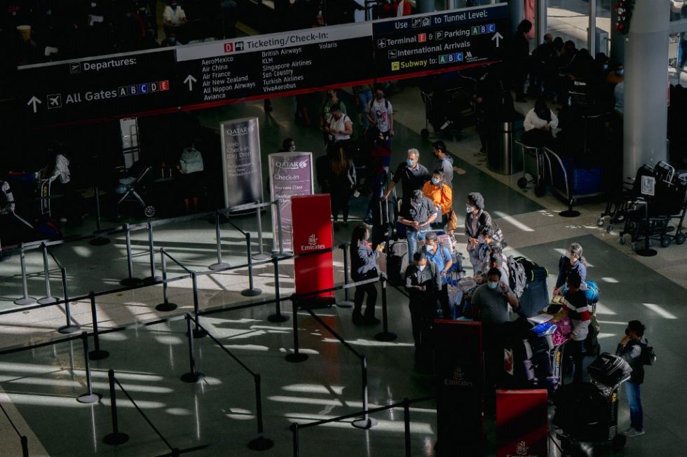 Un grupo de personas espera registrarse en el aeropuerto George Bush, en Houston, Texas. Varios vuelos se cancelaron en las últimas semanas en el mundo.
