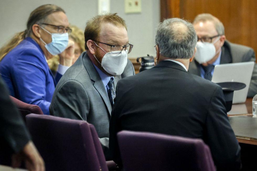 Travis McMichael, izquierda, habla con su abogado Bob Rubin, derecha, durante su sentencia y la de su padre Greg McMichael y su vecino William "Roddie" Bryan.
