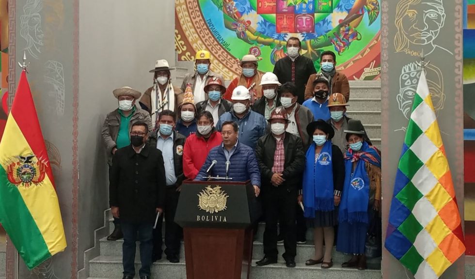 El presidente Luis Arce y los dirigentes de su partido y las organizaciones sociales del MAS.