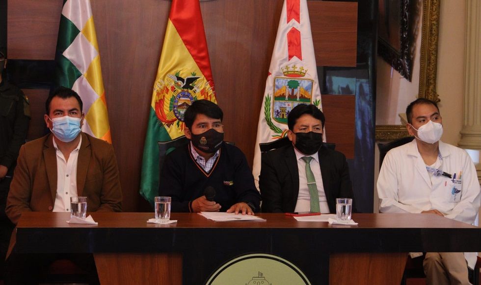 El gobernador de Chuquisaca, Damián Condori (2d), ofreció una conferencia de prensa.