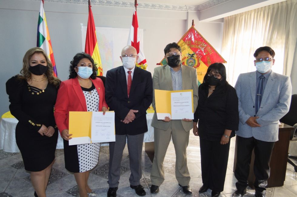 Los consejeros Mirtha Meneses y Marvin Molina, tras recibir sus credenciales por parte del TSE.