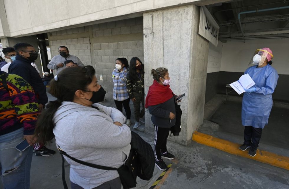 Un grupo de personas espera su turno para hacerse una prueba de covid-19 en ciudad de México.