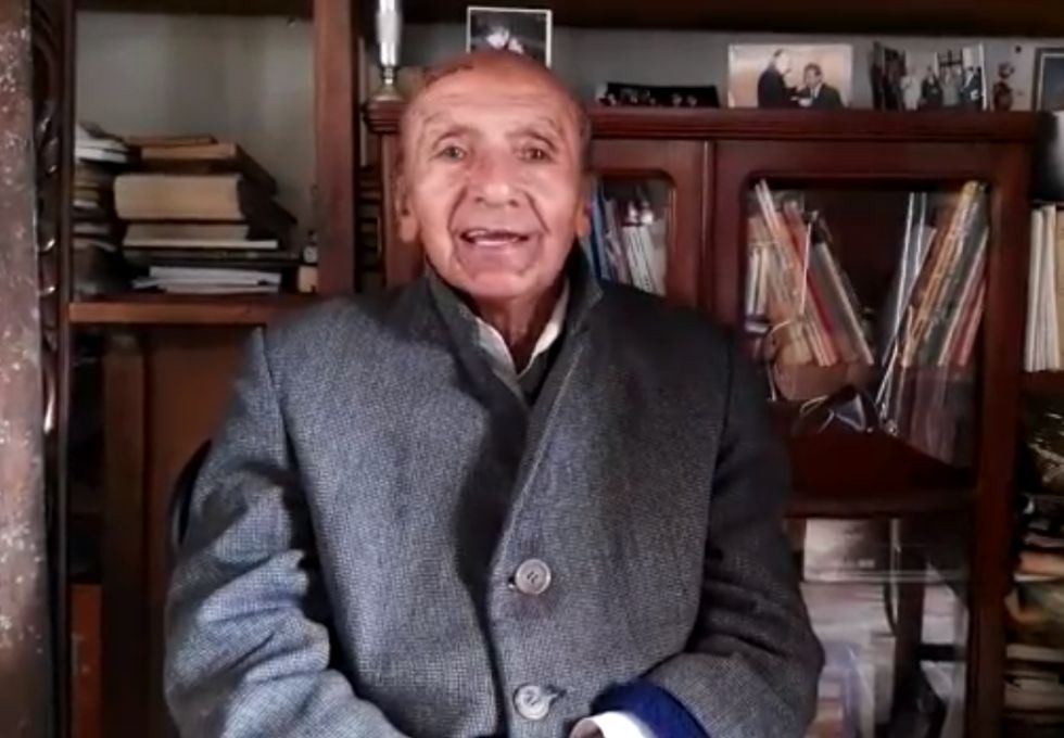 Luis Ríos Quiroga en su pintoresca biblioteca, donde pasaba largas horas del día.