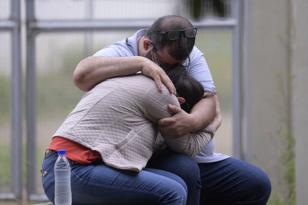 Familiares de una víctima, en las afueras del Instituto de Medicina Legal de Passos de Minas Gerais.