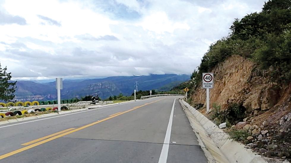 INFRAESTRUCTURA. La doble vía Sucre-Yamparáez, uno de los proyectos carreteros de mayor impacto económico en la región.