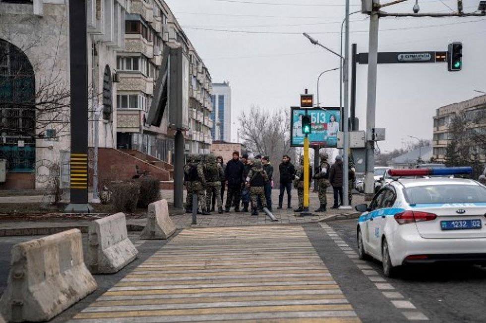 Soldados del Ejército registran a ciudadanos en una céntrica calle de Almaty, la capital de Kazajistán, luego de los violentos incidentes de la pasada semana.