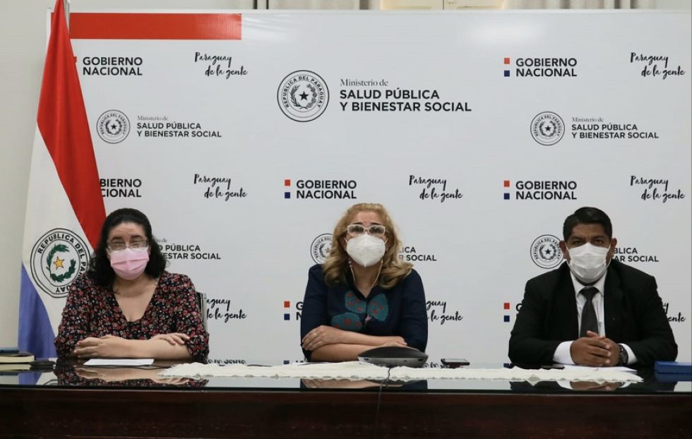 Las autoridades sanitarias paraguayas, durante el anuncio de las nuevas medidas de su país.