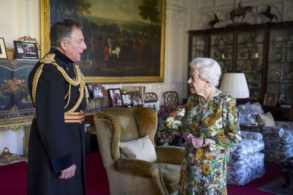 Foto de noviembre de 2021, en la que la reina Isabel II recibe al jefe del ejército británico, el general Nick Carter, durante una audiencia en el castillo de Windsor.