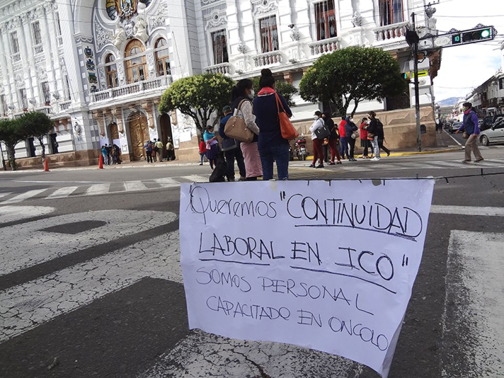 MOVILIZADOS. Funcionarios que no fueron recontratados protestan en el frontis de la Gobernación.