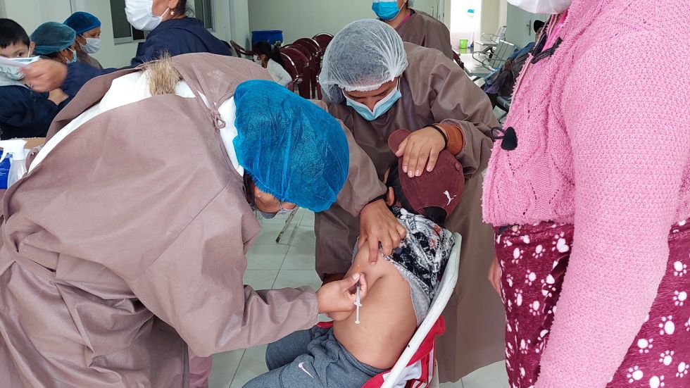 Trabajadores en salud se enfocan en la vacunación o atención de casos covid-19. En la imagen, un niño inmunizándose contra el covid-19 en Padilla.